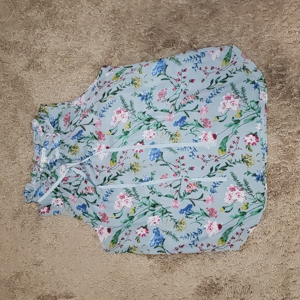 Violet and Clair med sleeveless top, floral